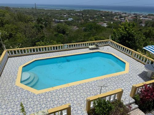 Baseinas apgyvendinimo įstaigoje Emerald Sea View arba netoliese