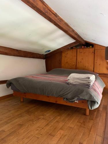 une chambre avec un lit dans un grenier dans l'établissement Magnifique appartement Voltaire, à Paris