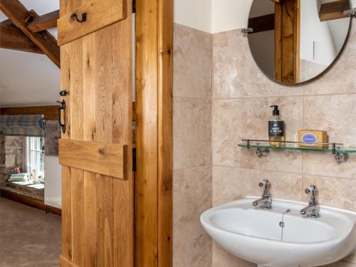 Koupelna v ubytování 1 Bed in Bwlch BN270