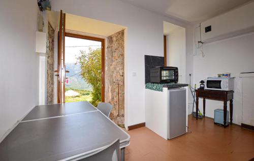 Kuchyň nebo kuchyňský kout v ubytování Awesome Apartment In Lozzi - Fko697