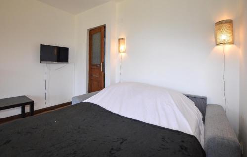 Postel nebo postele na pokoji v ubytování Awesome Apartment In Lozzi - Fko697