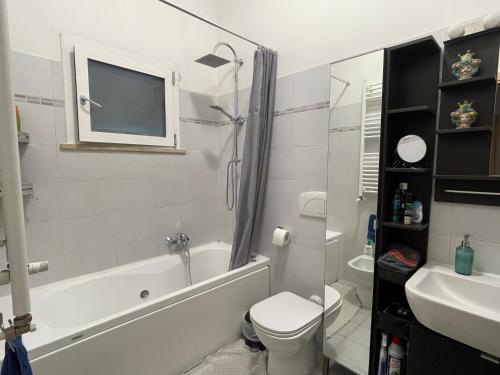 Bilik mandi di Roma Eur Apartment - Da Gigi