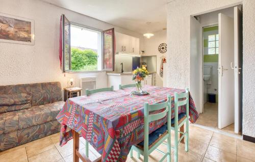 un salon avec une table et un canapé dans l'établissement Charmante Maison À La Campagne, à Saint-Crépin-et-Carlucet