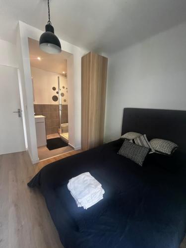 une chambre avec un grand lit avec une couverture bleue dans l'établissement Aix centre - Appartement Cosy avec Terrasse et Clim, à Aix-en-Provence