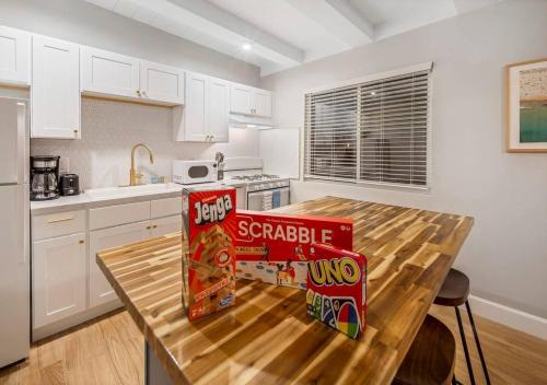 Una cocina o cocineta en 15 Min to Beach - Modern Vista Escape