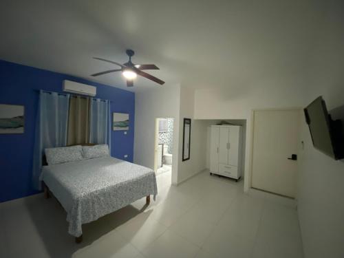 una camera con letto e ventilatore a soffitto di Chrewans Enterprise Ltd a Montego Bay