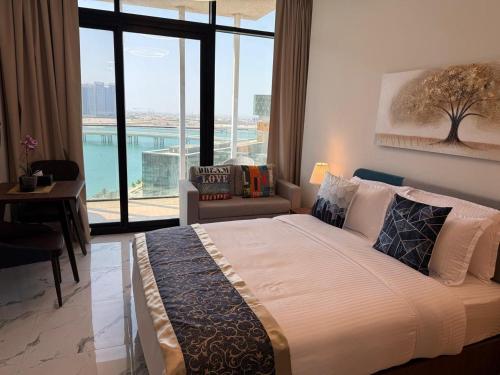 Postel nebo postele na pokoji v ubytování Studio Luxe in Maryah Island Near Cleveland & ADGM