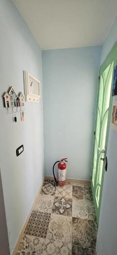 a corner of a room with a door and a tile floor at Catullo Bags&Beach in Cozze