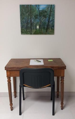d'un bureau avec une chaise et une photo sur le mur. dans l'établissement Magnifique appartement, à Épargnes