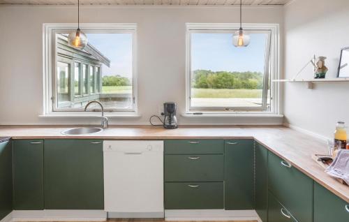 Una cocina o cocineta en Nice Home In Bandholm With Wifi - K10070