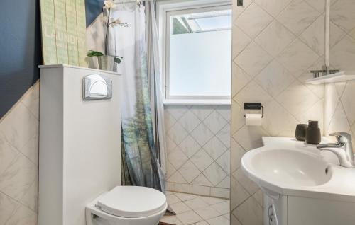 Un baño de Nice Home In Bandholm With Wifi - K10070
