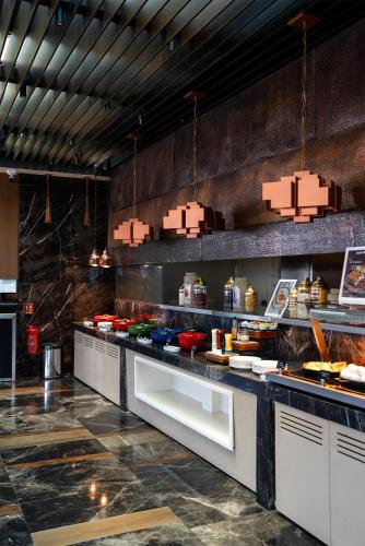 Η κουζίνα ή μικρή κουζίνα στο Radisson Blu Hotel Istanbul Pera