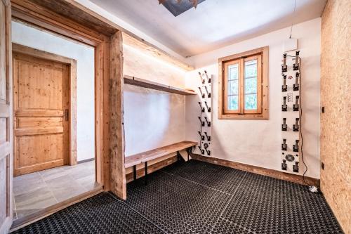 a room with a horse stall with a window at Le Perray Alpine Lodge in Abondance