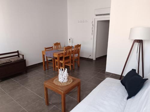 un salon avec une table et des chaises et un lit dans l'établissement Calvi centre ville, à Calvi