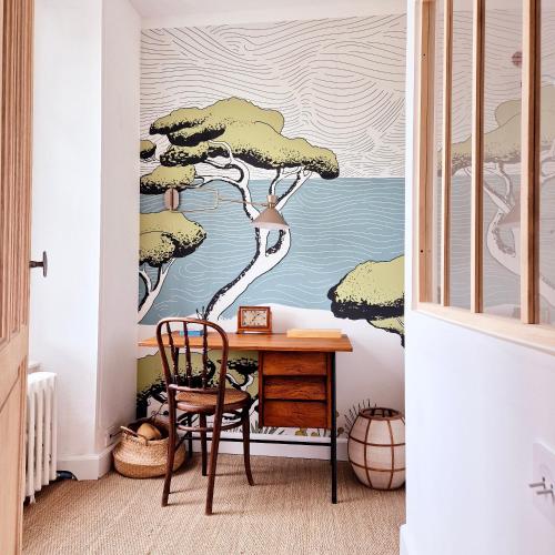 une pièce avec un bureau avec une fresque d'arbre dans l'établissement Villa Les Embruns, Villa balnéaire familiale, plages à pied, à Saint-Quay-Portrieux