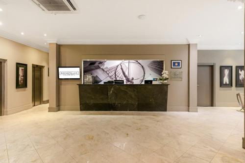 a lobby with a large screen on the wall at Rockefeller by Slaviero Hotéis in Curitiba