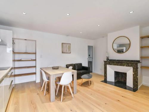 un salon avec une table et une cheminée dans l'établissement Magnifique Appartement Place du Capitole, à Toulouse