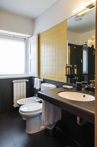 a bathroom with two toilets and a sink at Casa das Jardas in Idanha-a-Nova