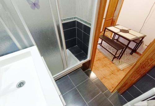 an overhead view of a small shower with a table at Casita de Pescadores en La Costera in Villajoyosa
