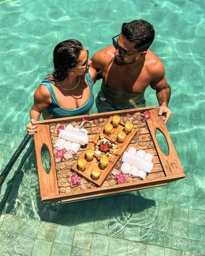 a man and woman in a boat in the water at Hotel Varandas Beach in Águas Belas