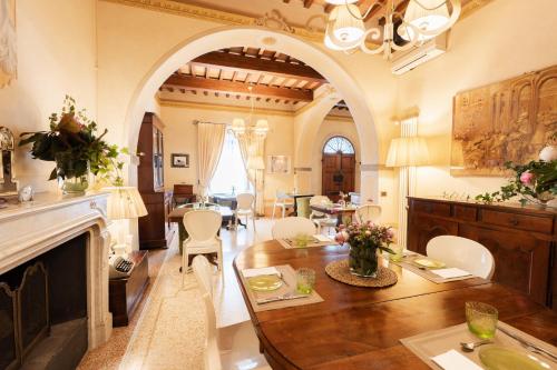 VillAmorosa في كالسي: غرفة معيشة كبيرة مع طاولة ومدفأة