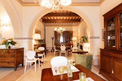 VillAmorosa في كالسي: غرفة معيشة مع ممر وغرفة طعام