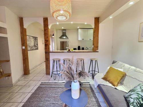 un salon avec un canapé et une table dans l'établissement L'abeille - Centre ville, à Bourg-de-Péage