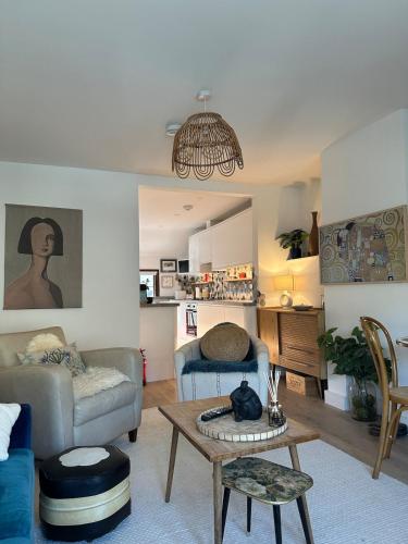 a living room with a couch and a table at Flat in Woodstock in Woodstock