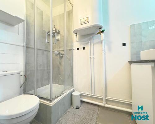 une salle de bain avec douche et toilettes dans l'établissement Studio cabine Port et Plage, à Mauguio