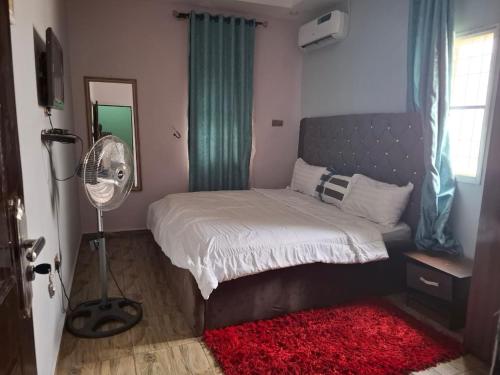 Postel nebo postele na pokoji v ubytování Eduson Hotel and Suites