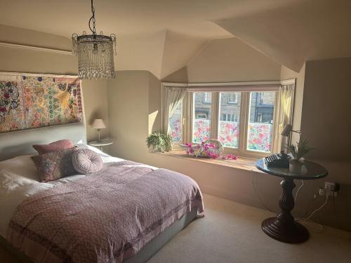a bedroom with a bed and a window at Flat in Woodstock in Woodstock
