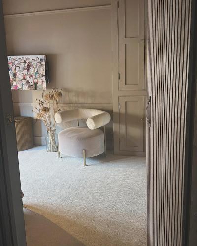 a living room with a white couch and a table at Flat in Woodstock in Woodstock