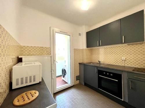 une cuisine avec un évier et un réfrigérateur dans l'établissement Studio Élégant 3 voyageurs avec Terrasse & Parking Privé, à Saint-Raphaël