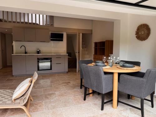 une cuisine et une salle à manger avec une table et des chaises dans l'établissement Le soleil d or 39, à Sainte-Maxime