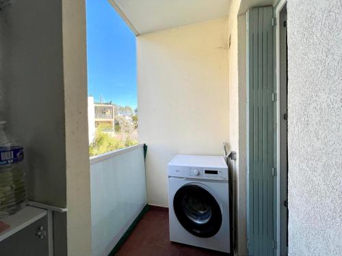 - un lave-linge dans une chambre avec fenêtre dans l'établissement Studio Élégant 3 voyageurs avec Terrasse & Parking Privé, à Saint-Raphaël