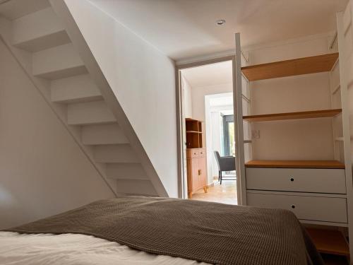 une chambre avec un escalier menant à une pièce dans l'établissement Le soleil d or 39, à Sainte-Maxime