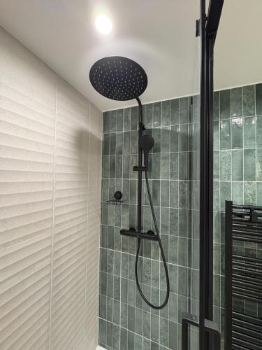 une douche avec pommeau de douche dans une salle de bain dans l'établissement Le soleil d or 39, à Sainte-Maxime