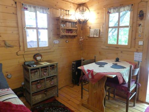 VaragesにあるAu Cabanon Chez Nath - chbre d'hôtesの木造キャビン内のテーブル付