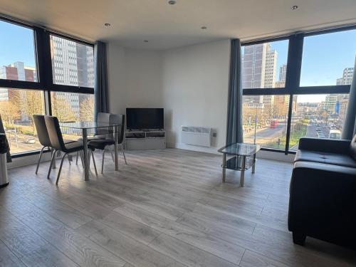 a living room with a table and a couch at Alhambra House, Modern 2 Bed Flat - F2 in Croydon