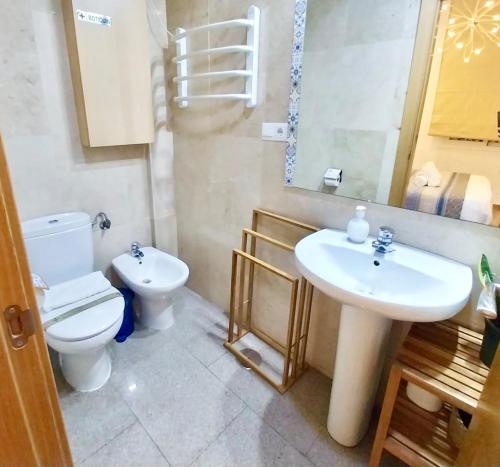 Ένα μπάνιο στο Charming and Ample Studio, 3 mins from Calle Larios, in the heart of Málaga Centre