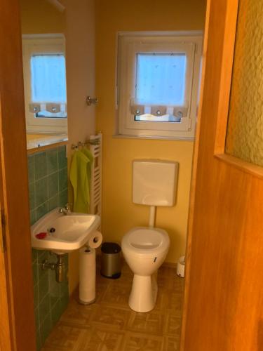 Ένα μπάνιο στο Ferienwohnung Leonhard Müller