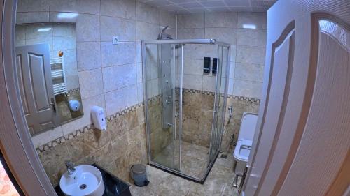 un baño con ducha y lavabo en Nil Pansiyon, en Uzungöl