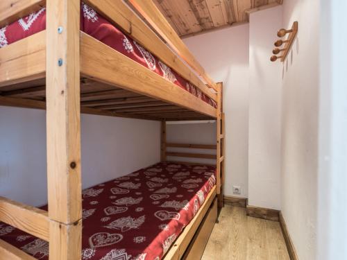 Posteľ alebo postele v izbe v ubytovaní Studio Cabine Rénové avec Balcon - Face Pistes, Commerces & Écoles de Ski - FR-1-502-384