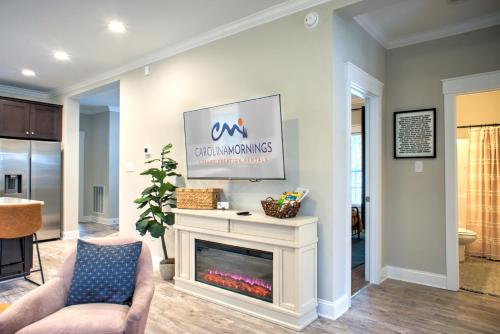 Ruang duduk di Pineview Bungalow by Carolina Mornings