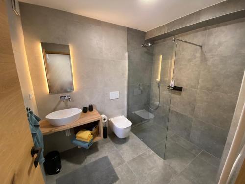 Ένα μπάνιο στο Apartmaji SOČA