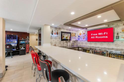TV a/nebo společenská místnost v ubytování Red Roof Inn Bourbonnais