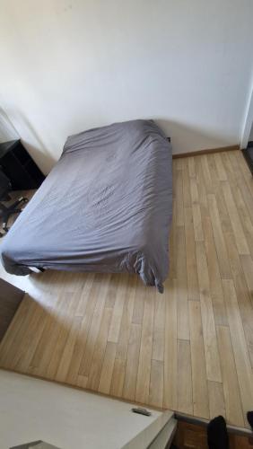 Ce lit se trouve dans un dortoir doté de parquet. dans l'établissement Maison 2 chambres à 5 mn du circuit des 24 heures du Mans proche toute commodités, à Arnage