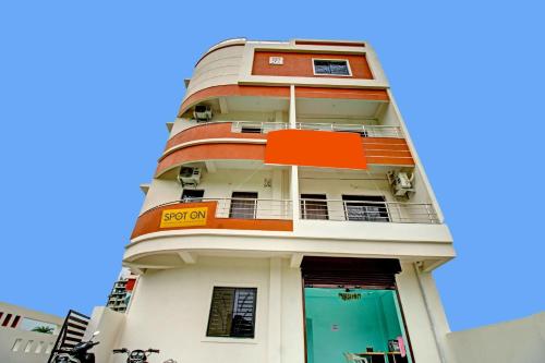 KhāpriにあるHotel O Utkarsh Innの看板が貼られた高層ビル