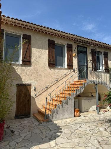 une maison avec un escalier sur le côté dans l'établissement Le Mas Piermonde, à Hyères