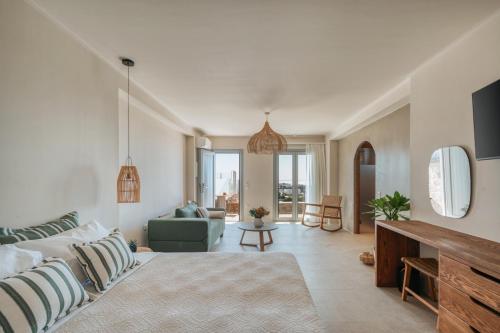 Postel nebo postele na pokoji v ubytování Athera Suites Mykonos